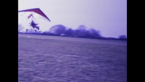 1978年 法国巴黎 展示悬挂式滑翔机飞行的老式镜头 传达了空中运动的激情和自由 — 图库视频影像