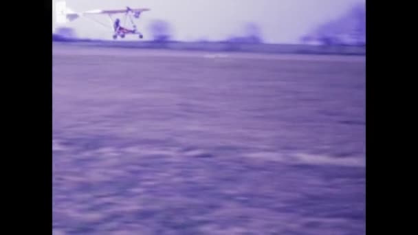 1978年 昭和53年 5月フランス パリ空港のスリルと自由を伝えるハンググライダーの飛行映像 — ストック動画