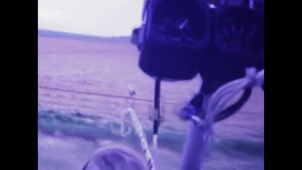 1978年 法国巴黎 一个悬挂式滑翔机的第一人称视频存档 提供了鸟瞰全景 — 图库视频影像