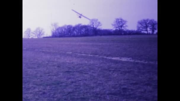 1978年 昭和53年 5月フランス パリ空港のスリルと自由を伝えるハンググライダーの飛行映像 — ストック動画
