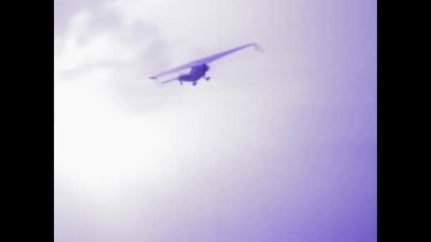 1978年 法国巴黎 一场迷人的悬挂式滑翔表演的老式镜头 展示了令人兴奋的空中表演 — 图库视频影像