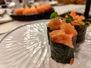 Yakın çekim bir tabakta suşinin karışık detaylarını yakalıyor..