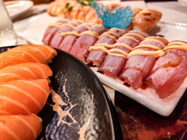 Yakın çekim bir tabakta suşinin karışık detaylarını yakalıyor..