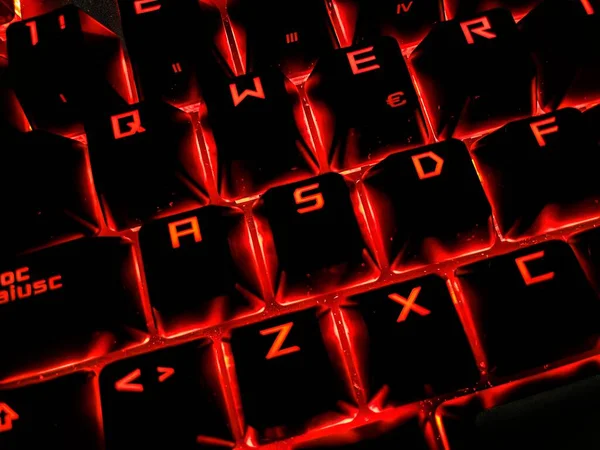 带有隐含黑客攻击活动的Pc键盘的照片 象征网络安全威胁 — 图库照片