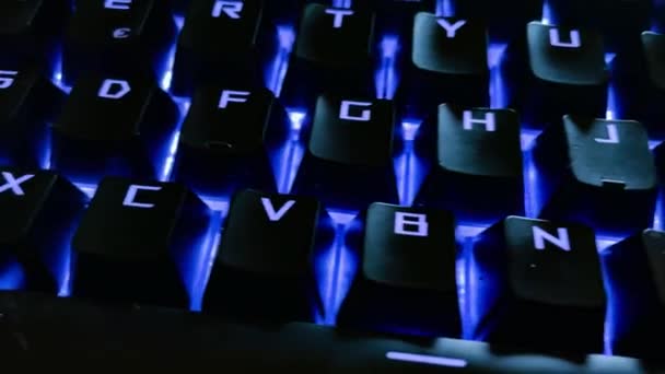 Ujęcie Klawiatury Domyślną Aktywnością Hakerską Symbolizującą Zagrożenia Cyberbezpieczeństwa — Wideo stockowe