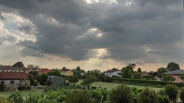 雲を貫く太陽光の素晴らしいタイムラプス映像 田舎の村を照らす — ストック動画