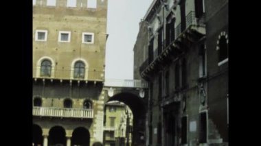 Verona, İtalya 10 Mayıs 1977: 1970 'lerden Verona, İtalya' nın manzaralı şehir manzarası görüntüleri.