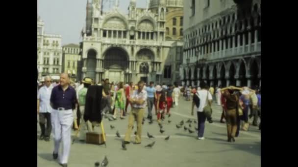 Venezia Maggio 1977 Riprese Storiche Della Vivace Piazza San Marco — Video Stock