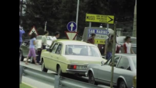 意大利维罗纳 1977年5月10日 20世纪70年代意大利警察指挥交通的历史镜头 — 图库视频影像