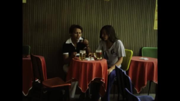 마리노 이탈리아 1977 1970 년대에 바에서 커피를 즐기는 소녀의 빈티지 — 비디오