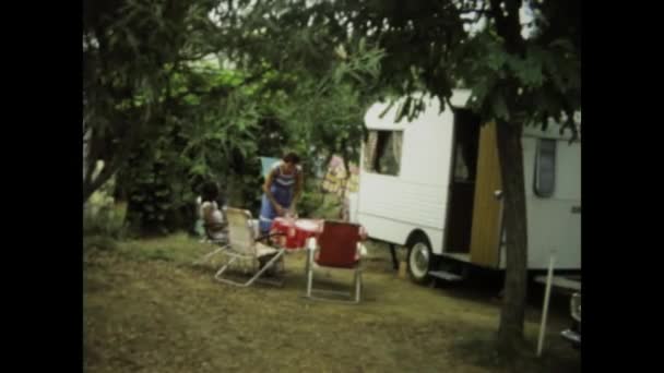 意大利比萨 1977年5月10日 带着这个古老的镜头 带着大篷车拍摄一个野营场景 回顾上世纪70年代 — 图库视频影像