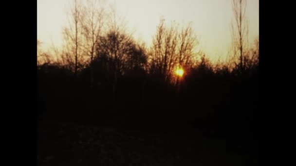 1977年5月10日 法国巴黎 70年代的这段怀旧的历史镜头中 当太阳在光秃秃的树枝和风景如画的农舍后面落下时 你会沉浸在法国乡间宁静的美景中 — 图库视频影像