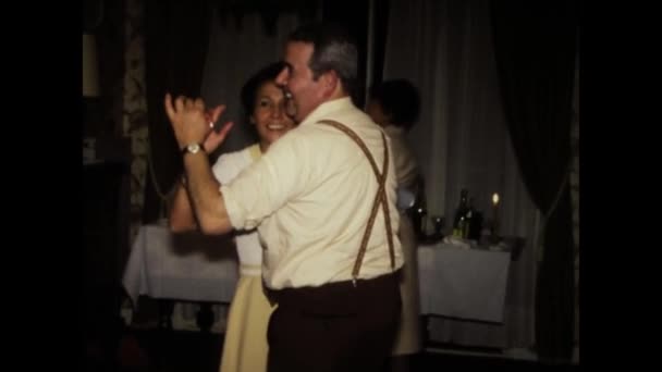 ヴェローナ 1977年5月10日 活気あふれるホームパーティーで踊る人々のこのヴィンテージ映像でファンキーな1970年代に戻る — ストック動画