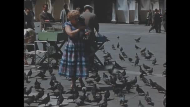 ヴェネツィア イタリア 1949年 有名なサンマルコ広場 ヴェネツィアで鳩と交流する観光客のヴィンテージ 1949の映像 — ストック動画