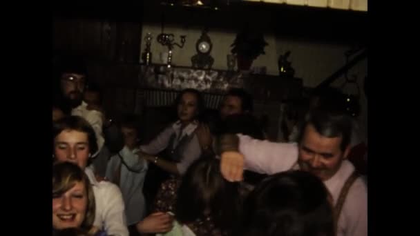 意大利维罗纳 1977年5月10日 带着人们在20世纪70年代热闹的家庭派对上欢声笑语 组成火车舞的怀旧镜头 回到过去 — 图库视频影像
