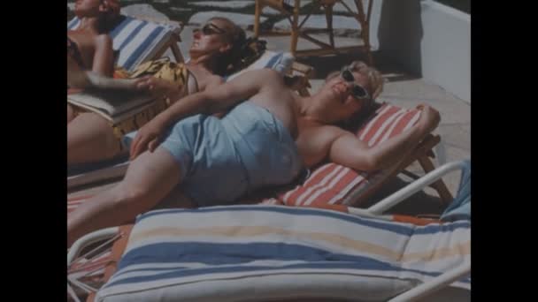 1949年6月 リゾートプールで休暇を楽しんでいる人々の歴史的な映像 — ストック動画
