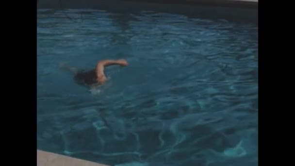 Nice Francie Červen 1949 Muž Plavající Rekreačním Bazénu Zajat Roce — Stock video