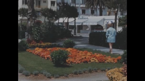 Niza Francia Junio 1949 Imágenes Históricas Una Mujer Caminando Por — Vídeos de Stock