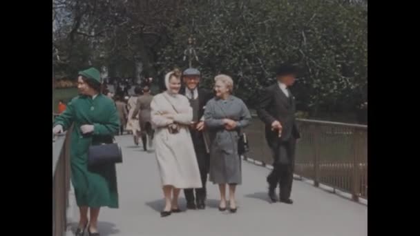 ロンドン イギリス 1949年 ロンドンの通りをゆったりと歩く高齢者を撮影 — ストック動画