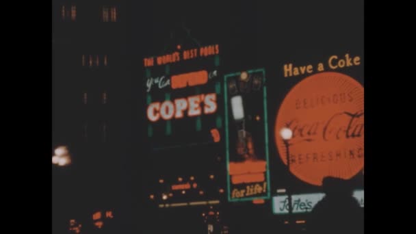 英国伦敦可能是1949年 1949年霓虹灯广告标志在伦敦皮卡迪利夜晚点燃的古老镜头 — 图库视频影像