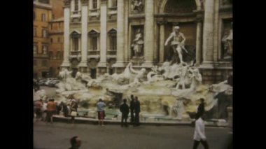 Roma, İtalya 1966: 1960 'larda Roma' da güzel bir çeşmenin yer aldığı tarihi görüntüler.