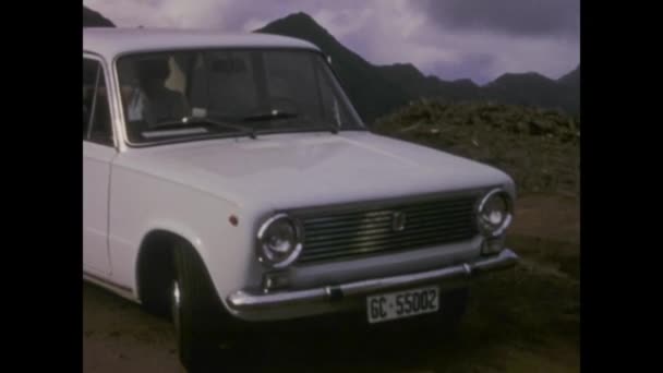 Tenerife Espanha Janeiro 1969 Filmagem Vintage Carro Branco Sedan Década — Vídeo de Stock