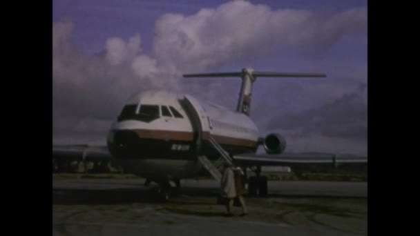 스페인 테네리페 1969년 1960년대 테네리페 공항에서 비행기에 탑승한 관광객들의 역사적인 — 비디오