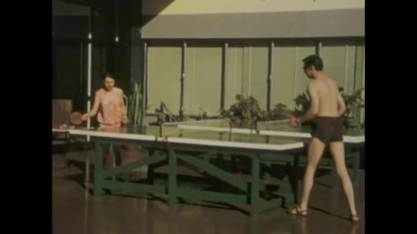 テネリフェ スペイン 1969年1月 1960年代のテネリフェの屋外でピンポン演奏する人々のヴィンテージ映像 — ストック動画