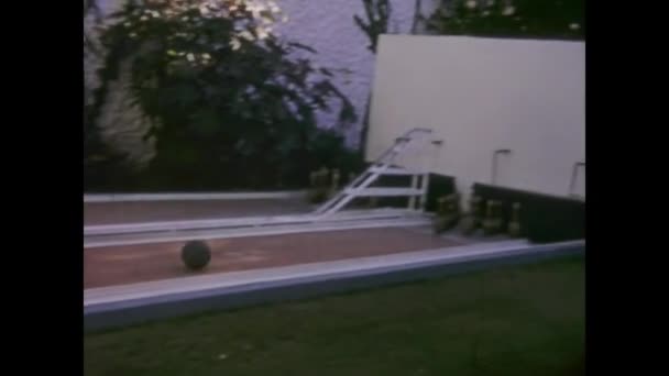 Tenerife Spanyolország Január 1969 Történelmi Felvétel Egy Szabadtéri Bowling Játék — Stock videók