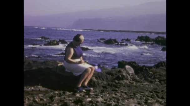1969年1月1日 西班牙特内里费 1960年代 一位老年妇女在特内里费沉思地坐在海边的历史镜头 — 图库视频影像