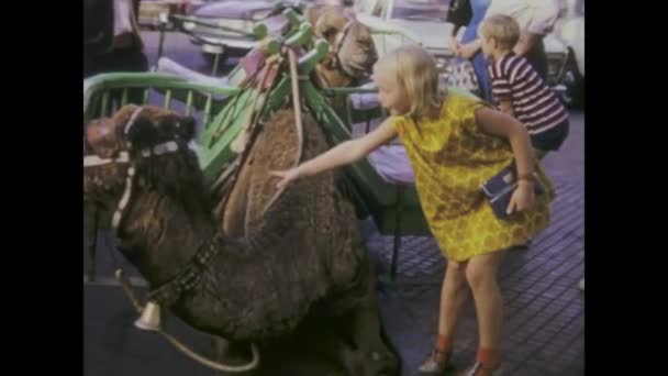 Tenerife España Enero 1969 Imágenes Históricas Turistas Disfrutando Paseo Camello — Vídeos de Stock