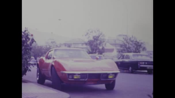 1969年1月 西班牙 特内里费 1960年代一辆雪佛兰考维特在路上行驶的历史镜头 — 图库视频影像