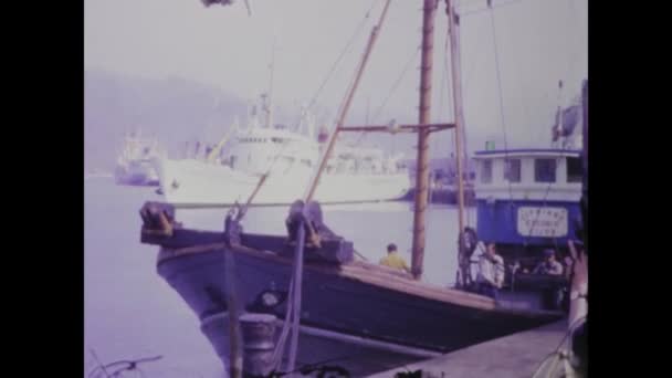 1969年1月 西班牙特内里费 1960年代的历史镜头 在西班牙特内里费港展示船只 — 图库视频影像