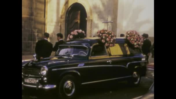 Tenerife España Enero 1969 Imágenes Históricas Coche Fúnebre Durante Una — Vídeos de Stock