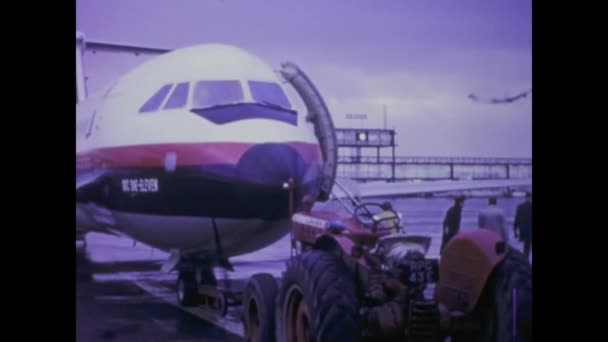 Tenerife Spagna Gennaio 1969 Riprese Epoca Rimorchiatore Aeroportuale Che Prepara — Video Stock