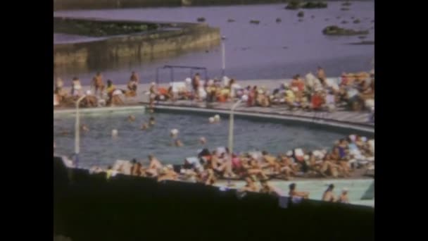 Tenerife Španělsko Leden 1969 Historické Záběry Let Zachycující Davy Turistů — Stock video