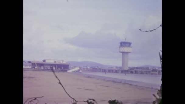 テネリフェ スペイン 1969年1月 空港で滑走路上の飛行機の歴史的な1960年代の映像 — ストック動画
