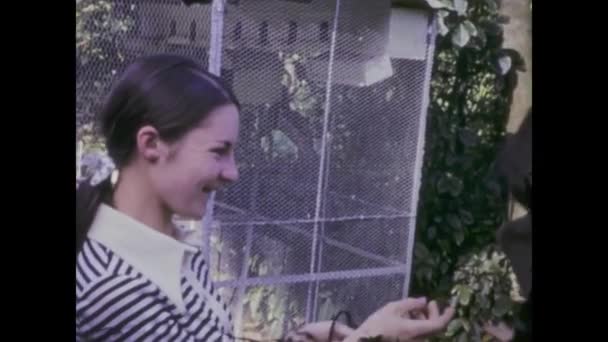 Тенерифе Испания Январь 1969 Кадры 1960 Годов Показывающие Молодую Девушку — стоковое видео