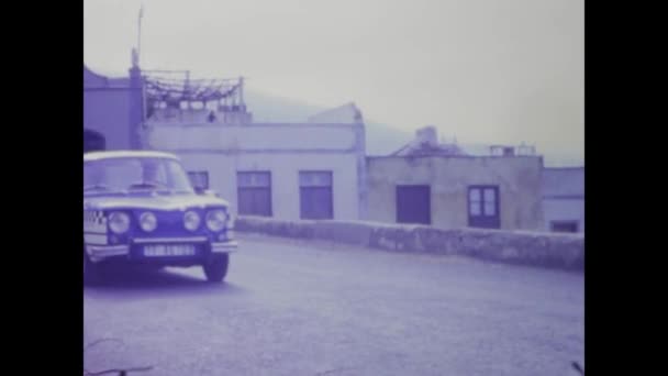 テネリフェ スペイン 1969年1月 ルノー ゴルディーニのビンテージ映像 1960年代の路上で運転 — ストック動画