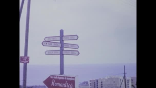 1969年1月 スペインのテネリフェ 1960年代からテネリフェ島の観光案内標識の歴史的映像 さまざまな目的地を指す — ストック動画