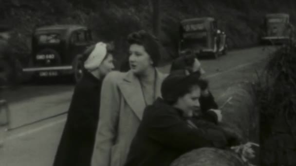 ロンドン イギリスは1941年かもしれない 1940年代にイギリスの通りを歩いている女性のグループの歴史的な映像 — ストック動画