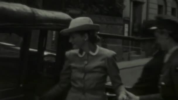 Londres Reino Unido Maio 1941 Filmagem Histórica Pessoas Saindo Automóvel — Vídeo de Stock