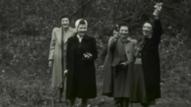 ロンドン イギリスは1941年かもしれない 1940年代のイギリスの田舎のピクニックで人々の歴史的な映像 — ストック動画