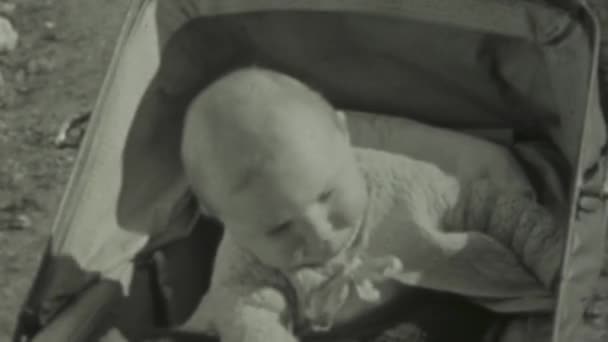 ロンドン イギリスは1941年かもしれない 1940年代のベビーカーの赤ちゃんの歴史的な映像 — ストック動画