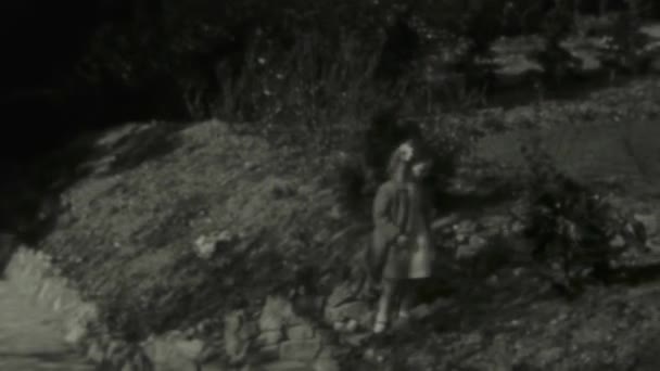 英国伦敦可能是1941年 1940年代典型的英国农业家庭的古老录像 — 图库视频影像