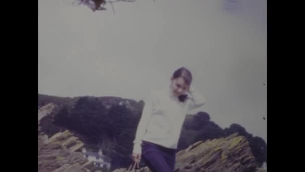 1970年 70年代的古老镜头 一个年轻女孩在山上探险 — 图库视频影像