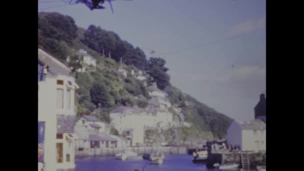 フランスのモーリエス ヴィーネス 1970年代に撮影された湖の古風なフランスの村の歴史的映像 — ストック動画
