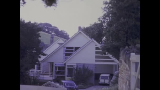フランスのモーリエス ヴィーネス 1970年代の典型的な英語の家を特徴とする歴史的な映像 — ストック動画