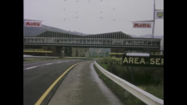 フィレンツェ 1966年かもしれない 1960年代のイタリアの高速道路サービスエリアのヴィンテージ映像 — ストック動画