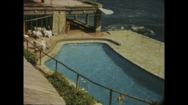 意大利那不勒斯可能是1966年 20世纪60年代奢华别墅游泳池的复古镜头 给人一种奢华休闲的感觉 — 图库视频影像